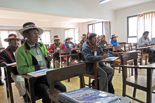 Photo of attendees at the meeting of the Consejo Nacional de Markas y Ayllus de Qullasuyu (National Councils of Traditional Communities of Cochabamba).