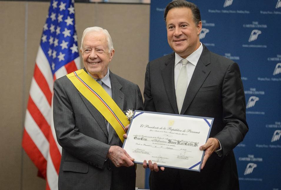 During a special ceremony at The Carter Center, Panamanian President Juan Carlos presents Jimmy Carter with the Grand Cross grade of the Order of Manuel Amador Guerrero, an honor that recognizes contributions in the areas of politics, science, and the arts. (Photo: The Carter Center/M. Schwartz)