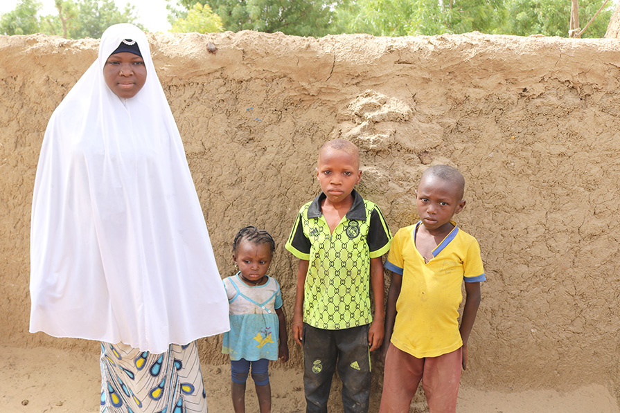 Rahina Zabeirou with children