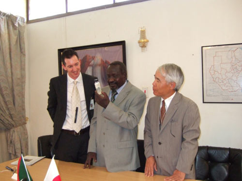 Together Carter Center Resident Technical Adviser for northern Sudan Miles Kemplay, H.E. Ambassador Yuichi Ishii, and H.E. Southern Sudan Minister of Health Dr. Theophilus Ochang Lotti examine a bottled Guinea worm specimen from Sennar state.